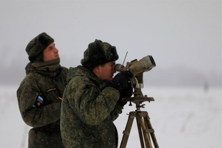 Более 100 парашютистов цвета хаки заметили в небе под Новосибирском