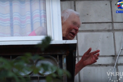 Старушка с окровавленным лицом звала на помощь с балкона