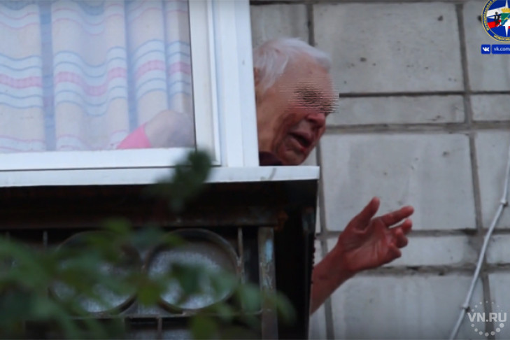 Старушка с окровавленным лицом звала на помощь с балкона