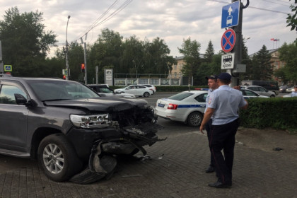 Две женщины на элитных авто не поделили перекресток у Монумента Славы в Новосибирске