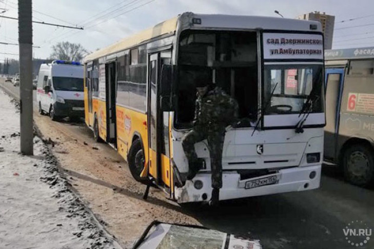 Лобовое стекло вынесло в автобусе: пятеро пострадали