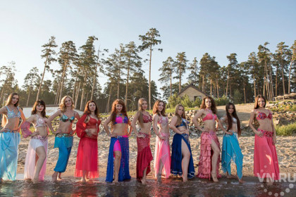 11 красавиц исполнили страстный танец живота на берегу Обского моря 