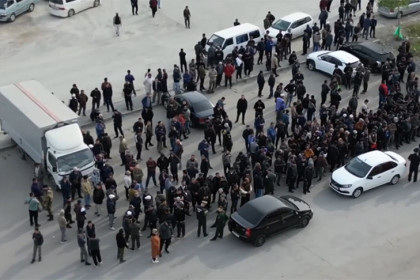 Нелегальных мигрантов вывезли с предприятия в изолятор в Новосибирске