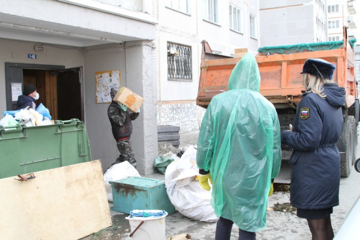 КамАЗ хлама за пять часов выгребли из квартиры пенсионерки с синдромом Плюшкина в Новосибирске