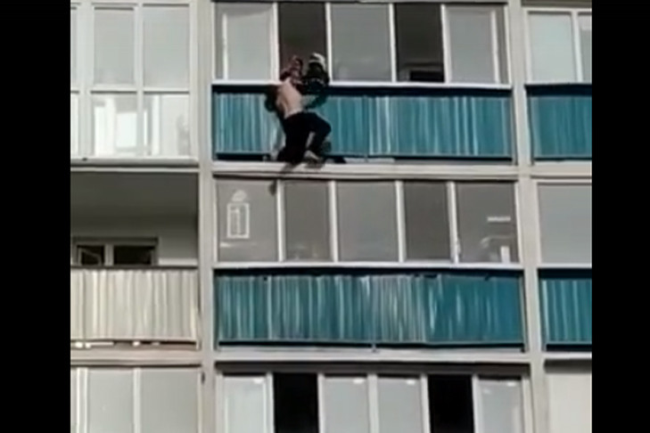 Мужчина повис на балконе 12-го этажа в Новосибирске