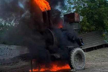 Цистерна с битумом вспыхнула от жары в Новосибирске