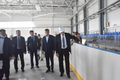 Губернатор проконтролировал исполнение поручений: строительство ледовой арены и реконструкцию ЦРБ