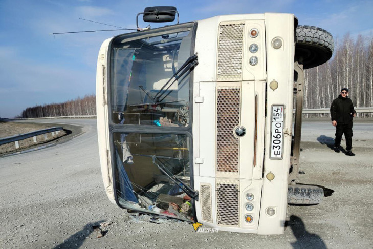 Автобус завалился набок после столкновения на трассе под Новосибирском