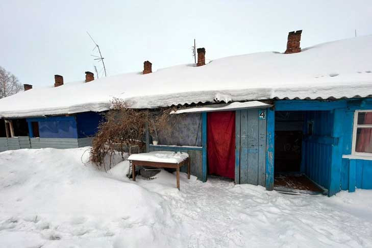Заселение многодетной семьи в аварийный дом закончилось уголовным делом в Коченевском районе