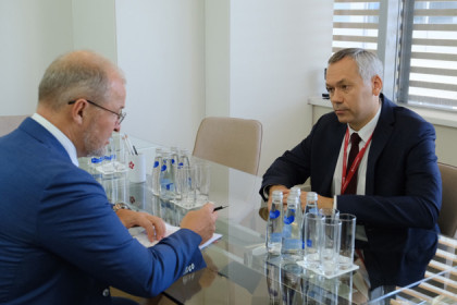 Губернатор Травников обсудил развитие «Толмачево» с главой «Корпорации АЕОН»