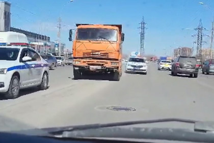 Водитель КамАЗа устроил погоню с полицейскими по мосту в Новосибирске: опубликовано видео