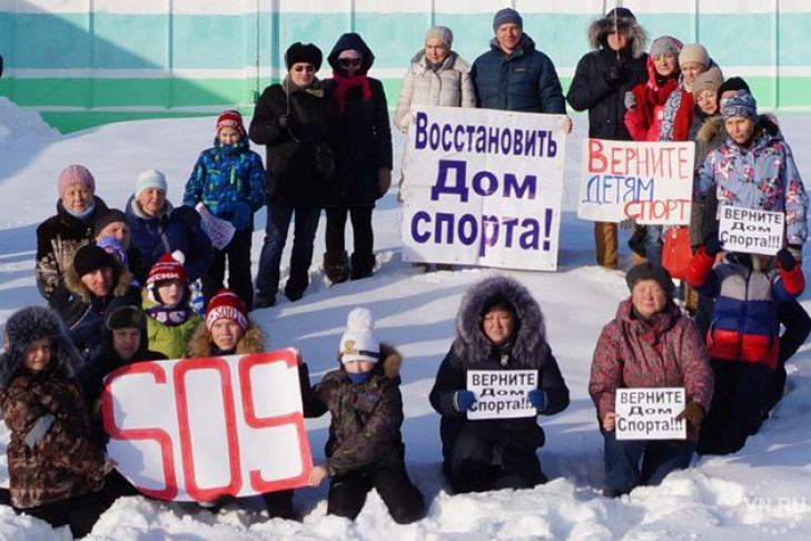 Защитники Богданки встали на колени в виде надписи SOS