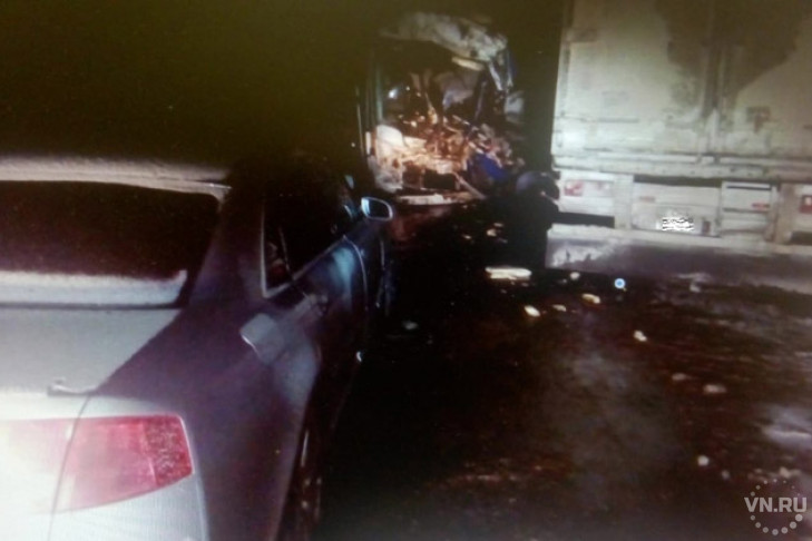 Автобус столкнулся с грузовиком под Новосибирском – водитель погиб