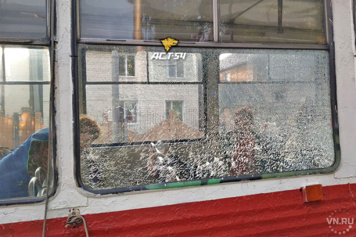 Школьницы закидали 13-й трамвай камнями