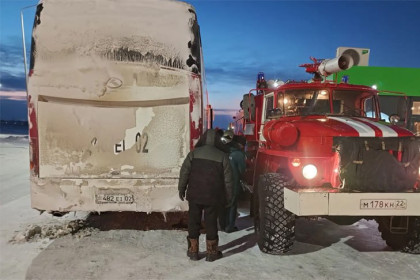 Полсотни человек застряли на трассе до Новосибирска в 40-градусный мороз