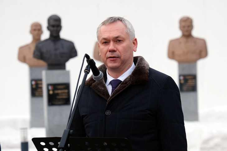 Губернатор Андрей Травников принял участие в церемонии открытия бюстов на Аллее Героев в НВВКУ