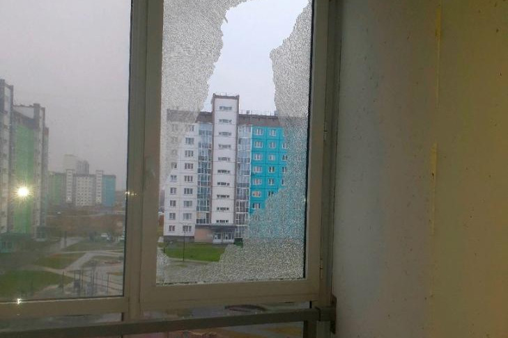 Подростки обстреляли лоджии на улице Титова в Новосибирске