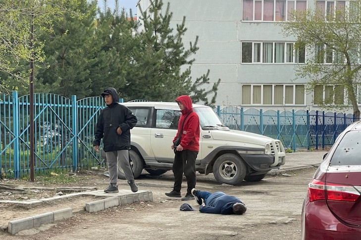 Двенадцатилетние подростки в Кировском районе Новосибирска издевались над мужчиной со сломанной рукой