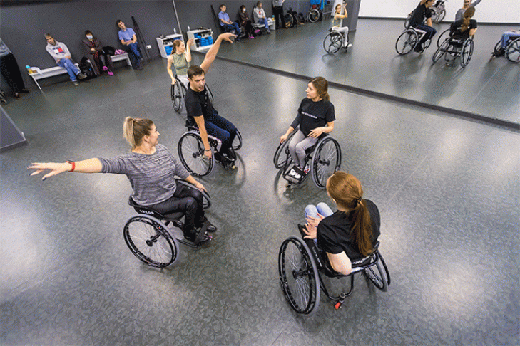 Румба на колясках: люди с инвалидностью учатся бальным танцам в Новосибирске