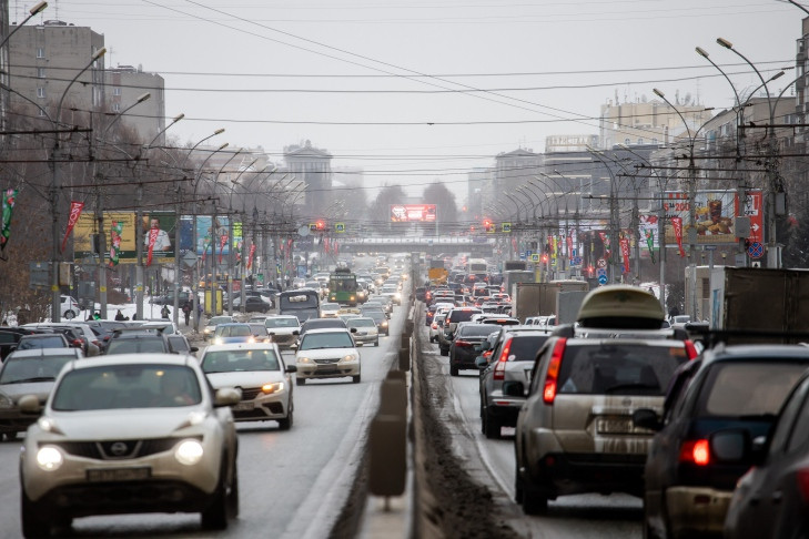 Новосибирцы встали в пробке на Большевистской от площади Будагова до Ини
