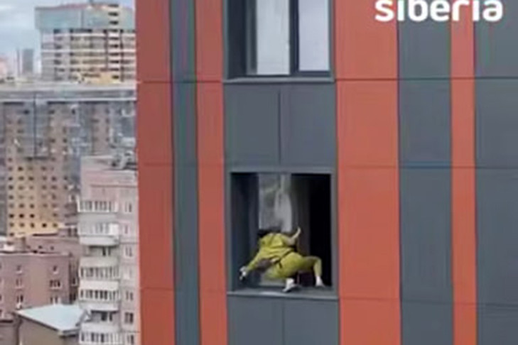 Сестра Человека-паука замечена за мытьем окон в Новосибирске