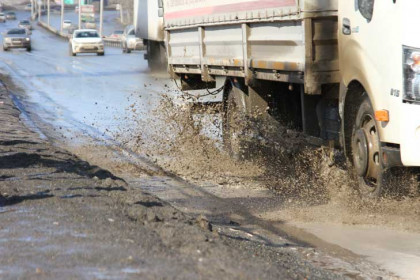 Дороги Новосибирска обработают реагентами для пылеподавления