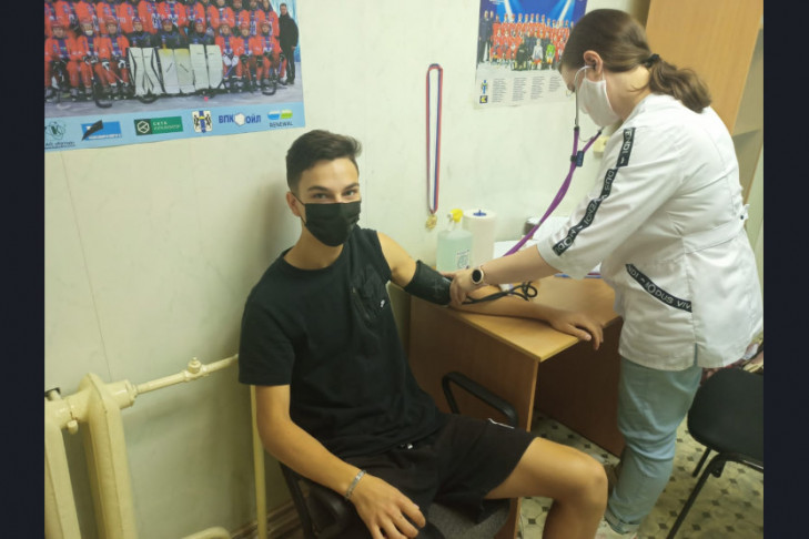 Хоккеисты «Сибсельмаша» вакцинировались от коронавируса в свой выходной