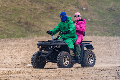 Удар лопатой в голову получил шумный гонщик на квадроцикле в Новосибирске