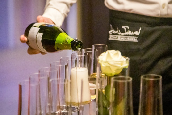 Шампанское подешевело в Новосибирске перед Новым годом-2026