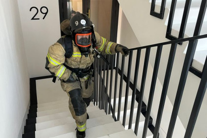 «Высота «Чикаго» взята»: пожарные провели экстремальные соревнования в Новосибирске