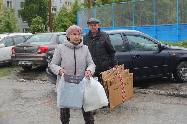 «Экодвор» под зонтиками: жители Академгородка принесли мешки, ведра и полные багажники вторсырья