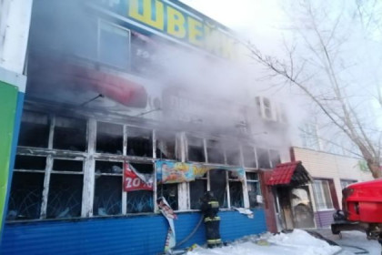 20 человек спаслись в пожаре ТЦ в Татарске 