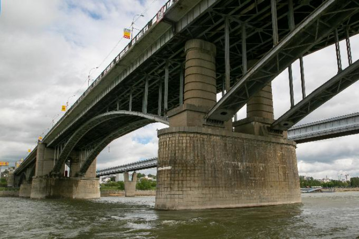 Отремонтировать Октябрьский мост требует через суд прокуратура