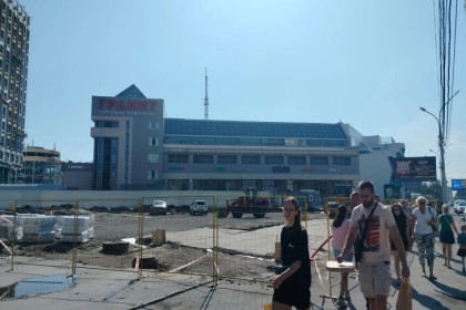Заборы на площади Маркса сносят для новой зоны отдыха в Новосибирске