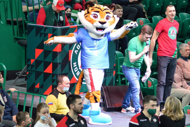 Талисман ЧМ-2022 по волейболу показали болельщикам «Локомотива» на новой арене в Новосибирске  