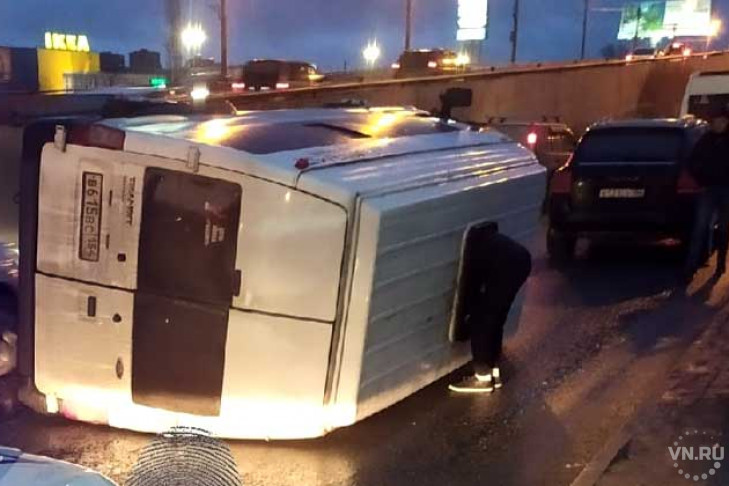 Перевернувшийся микроавтобус вызвал сильный затор на Ватутина