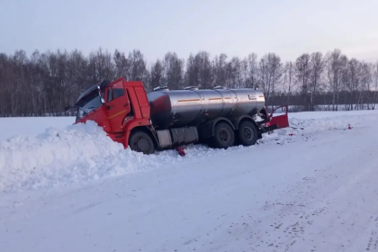 Женщина погибла в лобовом столкновении иномарки и молоковоза под Новосибирском