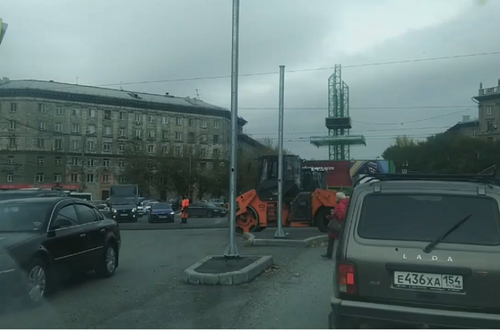 Дорожники  кидают горячий асфальт под колеса машин  на площади Станиславского 