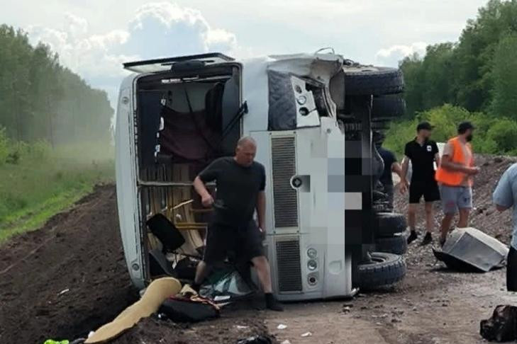Аварию с перевернутым автобусом в Краснозерском районе прокомментировали в Минтрансе