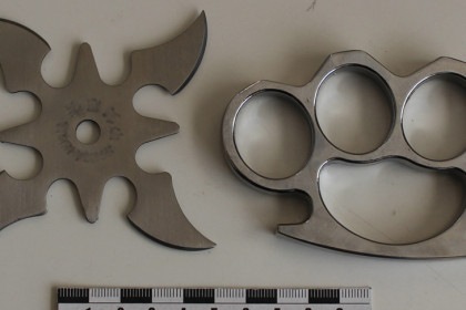 Вооруженную сюрикеном и кастетом девушку задержали в аэропорту Новосибирска