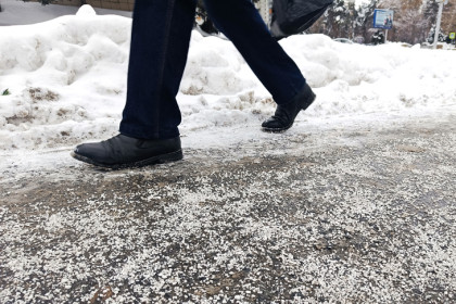 Время пошло: мэр поручил за сутки очистить тротуары от наледи в Новосибирске