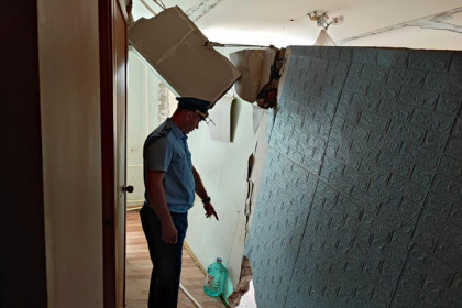 В квартире жилого дома в Татарске обрушились стены и пол