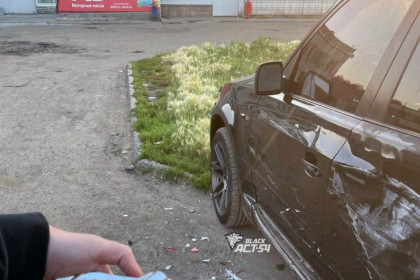 Пьяная водительница Nissan Tiida подбила припаркованный BMW и бросилась в драку