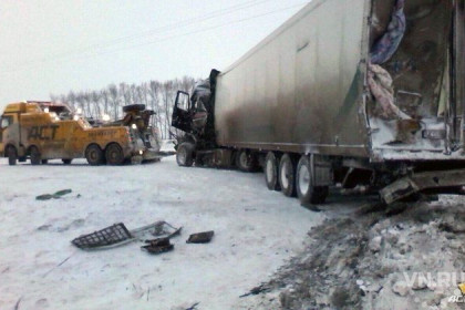Три фуры жестко столкнулись на трассе Новосибирск – Барнаул