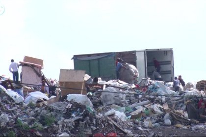 Горы мусора растут на незаконной свалке за Хилокским рынком