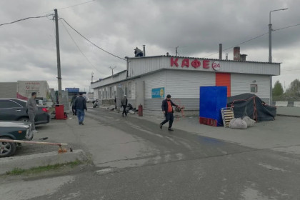 Самовольное кафе таджикской кухни сносят на Гусинобродском шоссе в Новосибирске