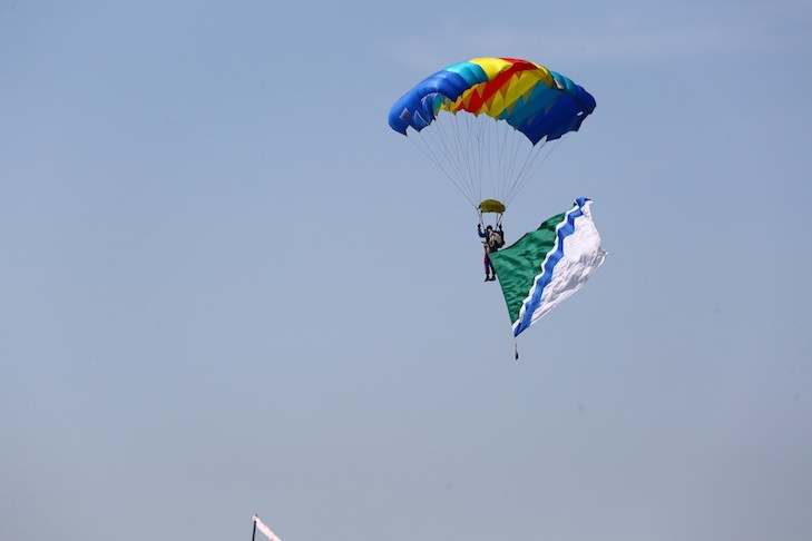 Юнармейцы из Донбасса совершат три прыжка с парашютом в Новосибирске