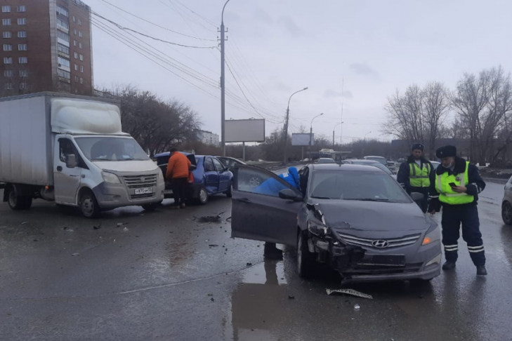 Ребенок пострадал при столкновении трех автомобилей в Новосибирске 