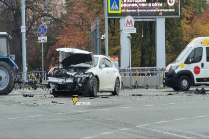 Человек вылетел из машины на площади Ленина после ДТП рано утром в Новосибирске