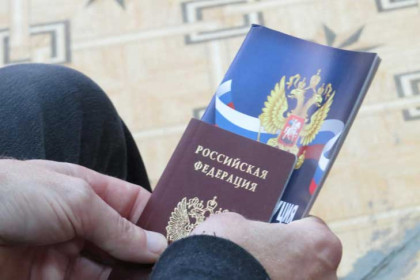 Жители Донбасса получили российские паспорта в Новосибирской области